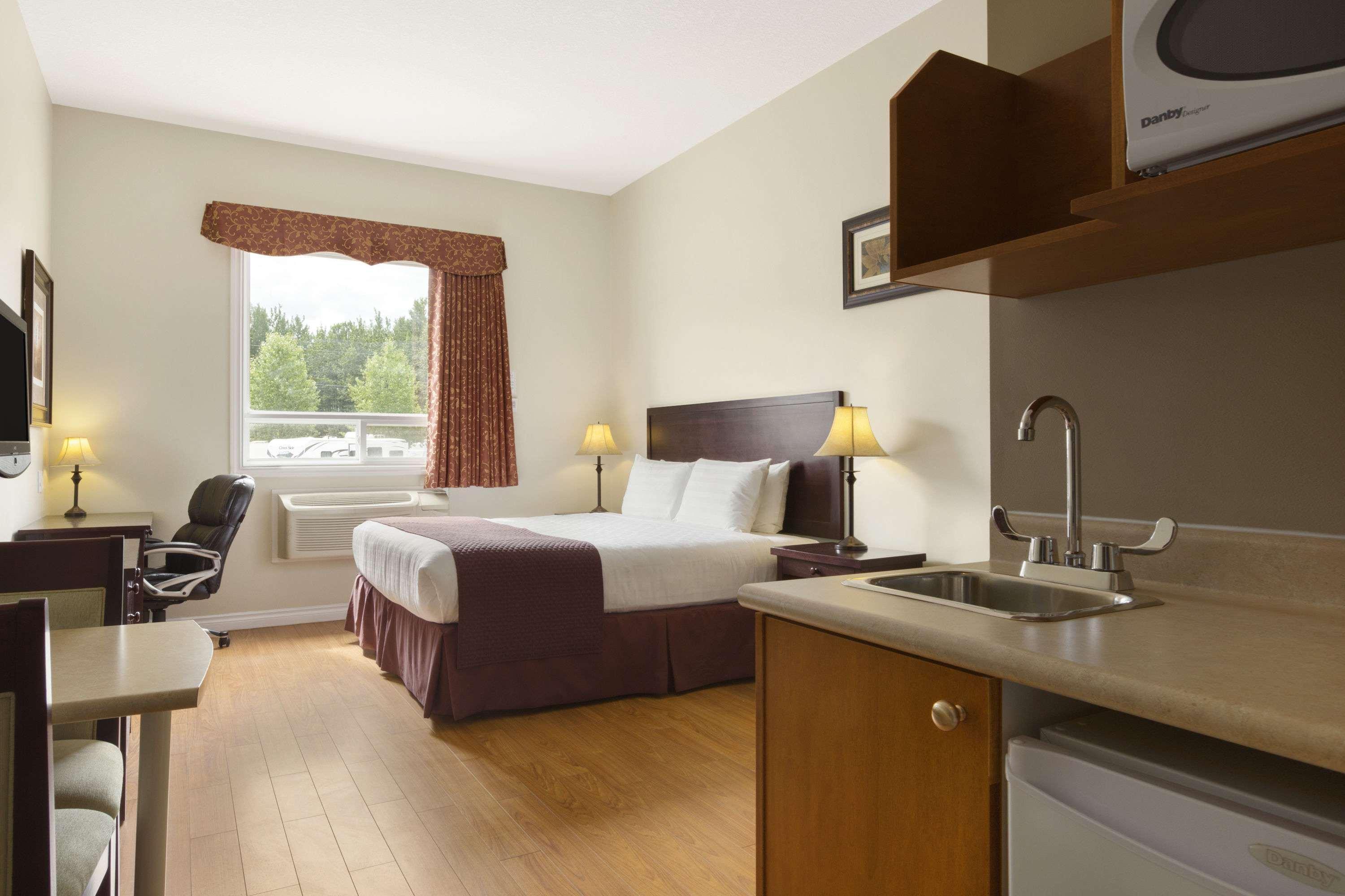 Days Inn By Wyndham Chetwynd Exterior foto